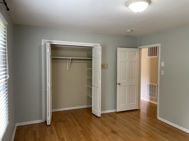 Bedroom 1 w/closet - 8205 Ainsworth Dr