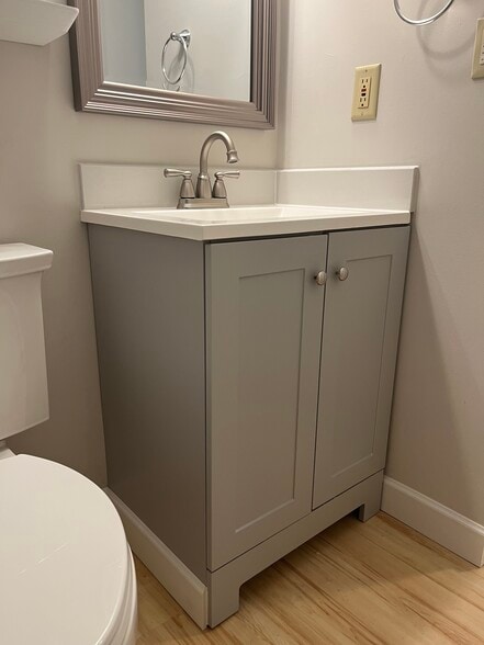 upstairs bathroom - 1818 W Loveland Ave