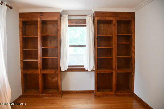 Building Photo - 303 Deerfoot Ln