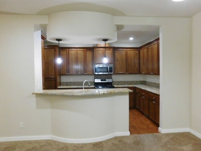Building Photo - 3Bd/2.5Ba Two Story Townhouse - Available ...