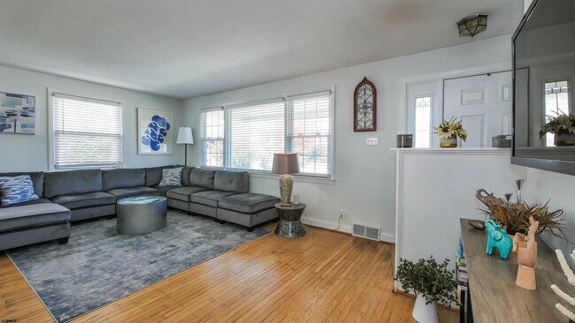 Building Photo - 410 N Mansfield Ave