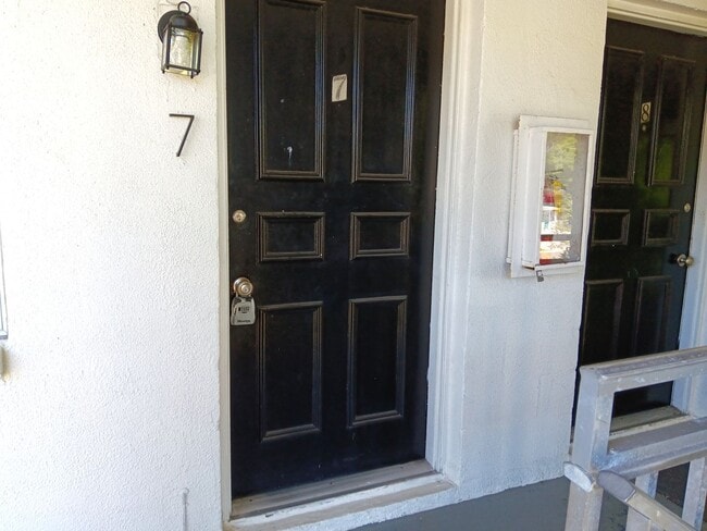 Building Photo - Nice, renovated one-bedroom near 4th St co...