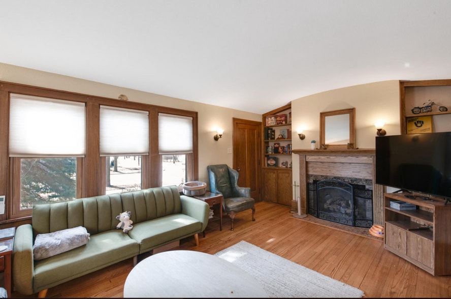 Living room w/ custom built-ins - 6324 W Wells St