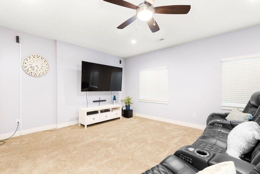 Building Photo - 799 Robert St