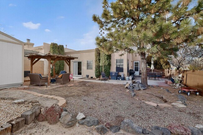 Building Photo - COMING SOON! Furnished 2 bedroom 2 bath Townhouse With A Bonus Room in a Great Location!