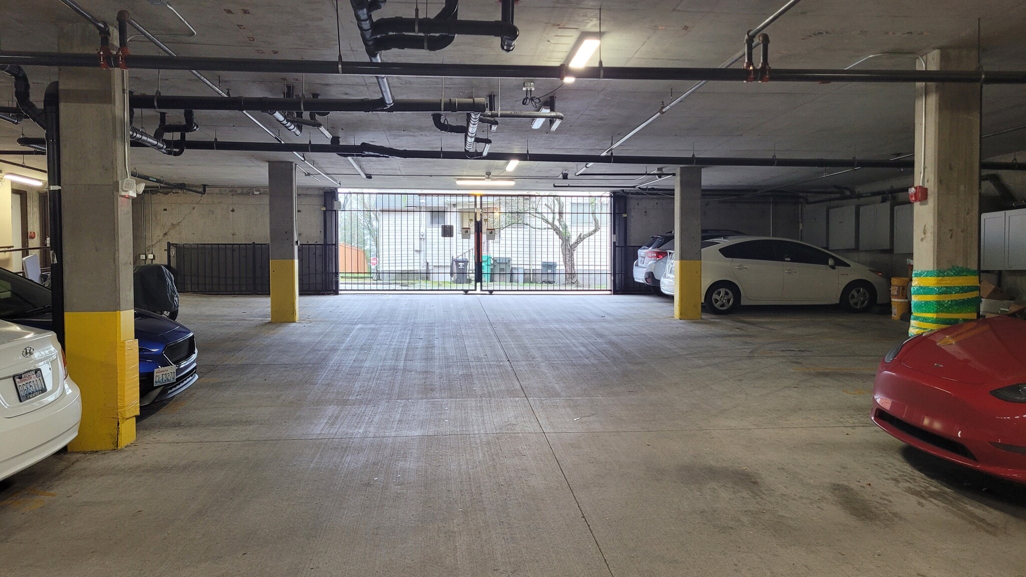 Big garage door with alleyb access - 4116 California Ave SW
