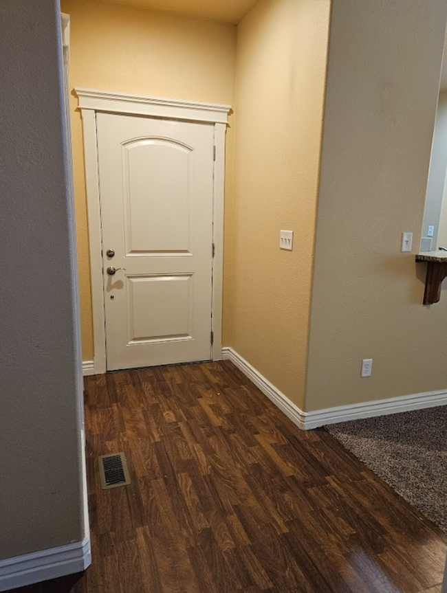 Building Photo - Centrally located 3bed/2.5bath townhome w/...