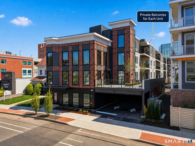 Building Photo - 589 Bedford St