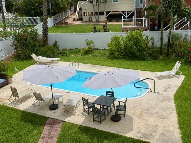 Building Photo - Beatifully updated Beach condo FULLY FURNISHED ANNUAL RENTAL 2/2