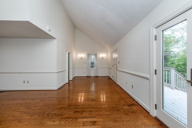 Building Photo - Prime Location!