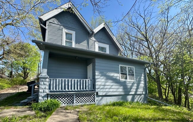 Building Photo - 616 E 6th St