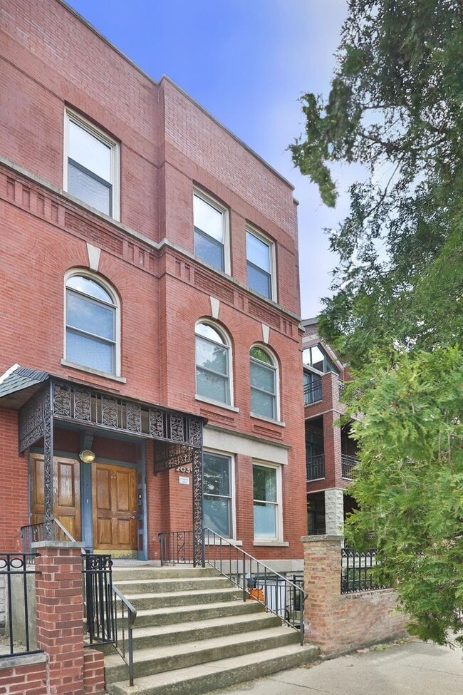 Building Photo - UK Village 2 Bedroom with Central Heat & A/C, In-Unit Laundry, Exposed Brick. Free Fast Internet ...