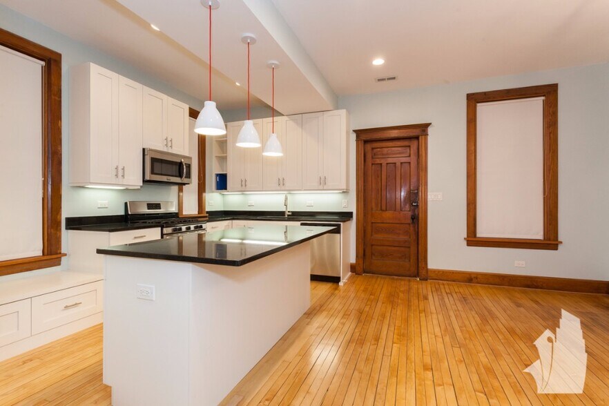 Building Photo - 2139 N Oakley Ave