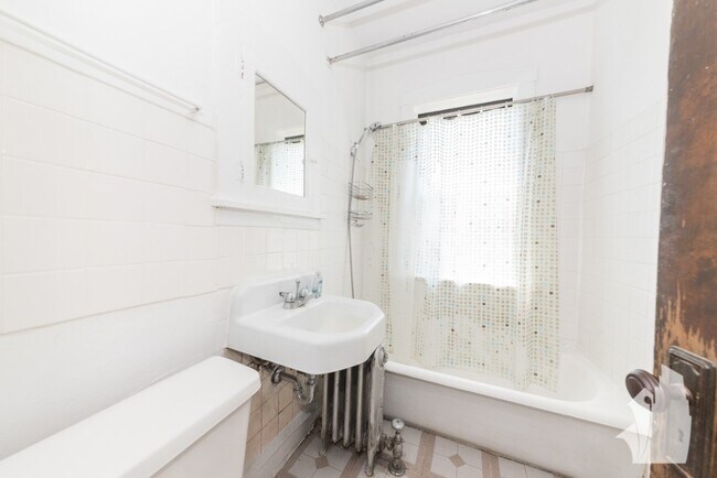 Building Photo - 1940 W Wilson Ave