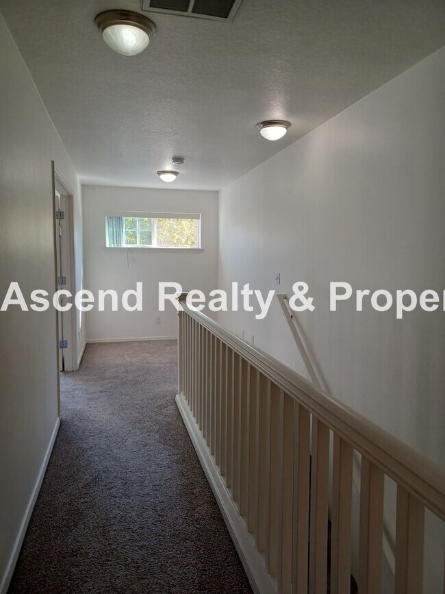 Building Photo - 3 Bed Townhome 1 Car Garage Backs to Green...