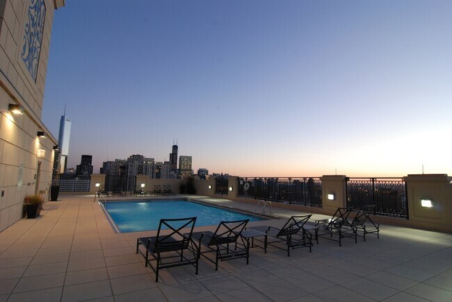 Building Photo - 10 E Delaware Pl