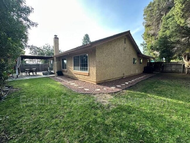 Building Photo - 1038 Green Lawn Ave