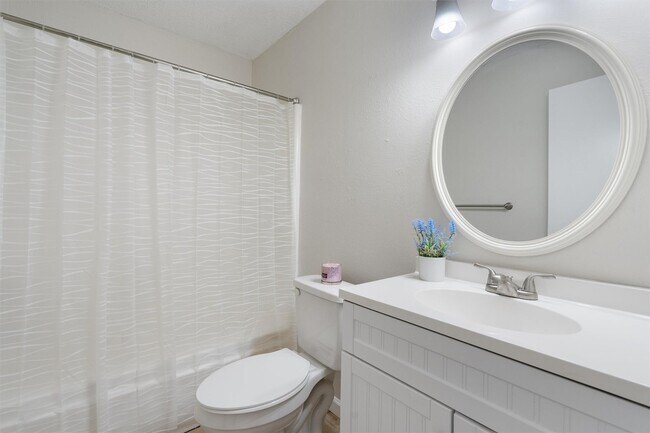 Building Photo - 2204 Silver Spur Dr