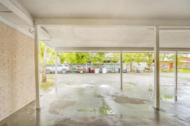 Building Photo - 16900 Wellborne Rd