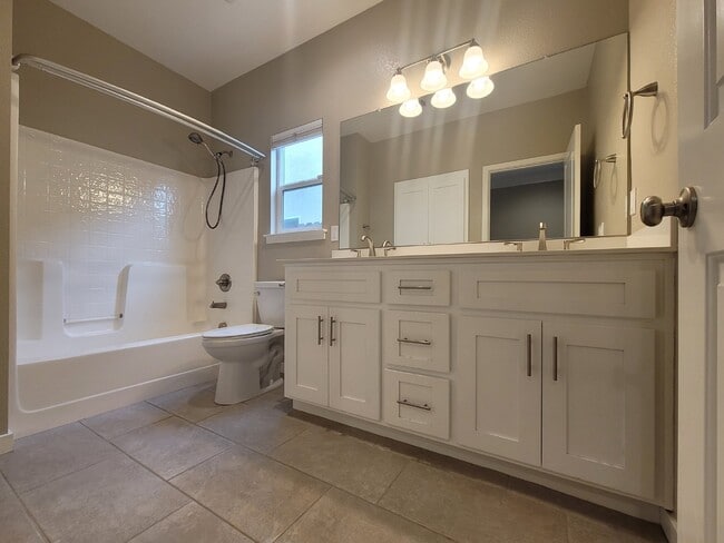 Building Photo - 1353 Molly Ave