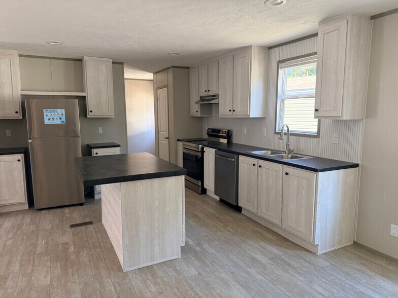 Building Photo - 118 Clara St