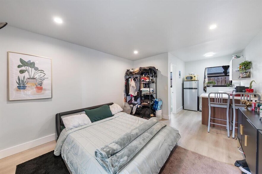 Building Photo - 901 NE 40th St