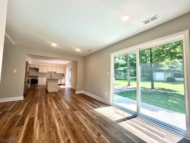Building Photo - 17 Londonderry Dr