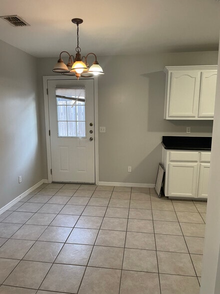 Building Photo - 717 S O' Hare Dr