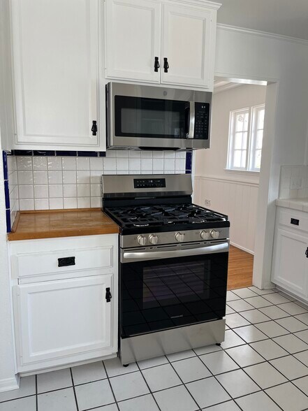 New stove and new microwave - 1170 W Summerland Ave