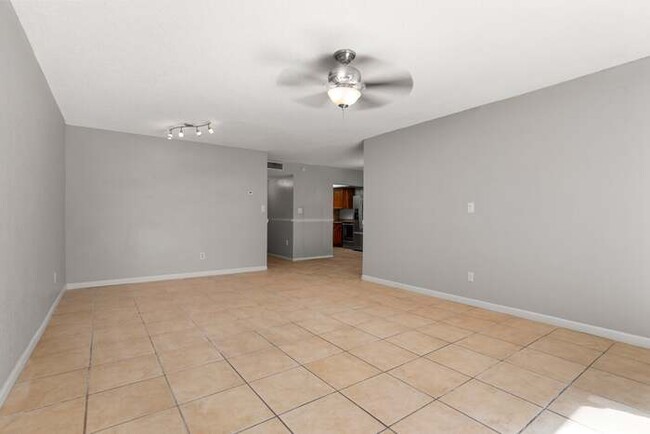 Building Photo - Beautiful 2/2.5 Spacious Condo with a Scre...