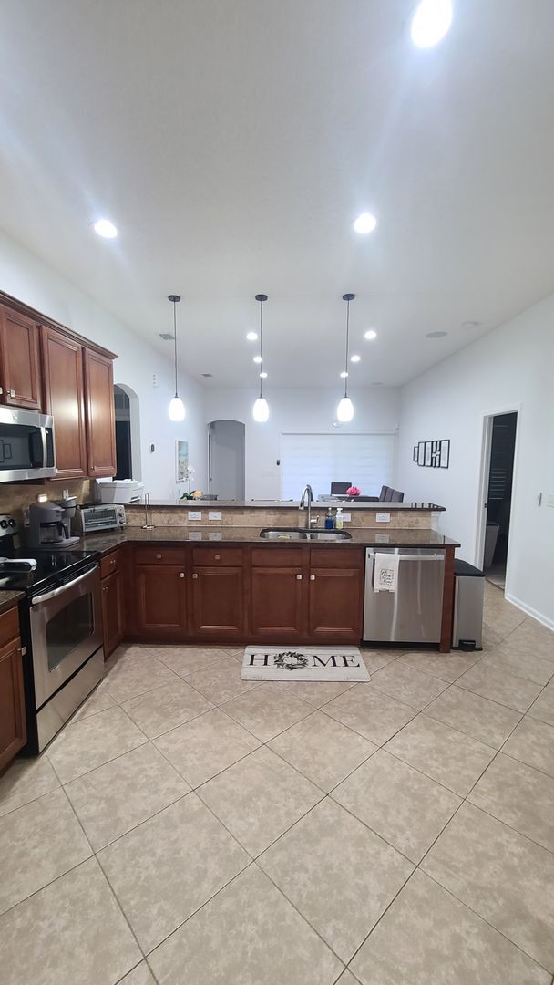 Building Photo - 4BR/3BA Gorgeous, fully-furnished home rea...