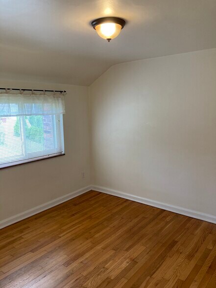 Building Photo - 709 Vallevista Ave