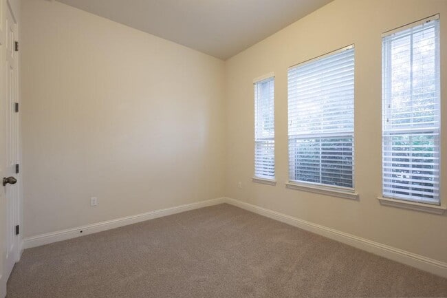 Building Photo - 14928 Iveans Way