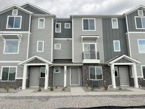 Building Photo - 1902 E Thunder Ln