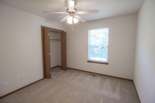 Building Photo - 5000 Derby Ridge Dr