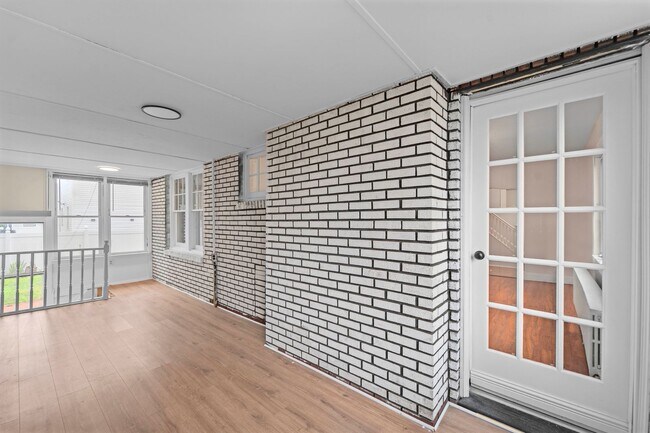 Building Photo - 2215 N Wood Ave