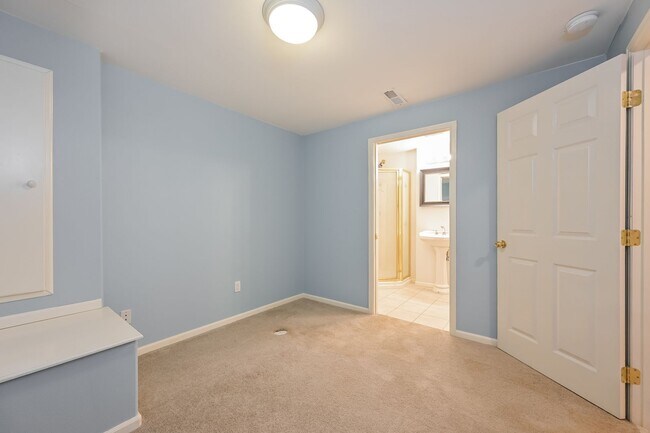 Building Photo - Spacious 4 Bed/ 3.5 Bath Home with Finishe...