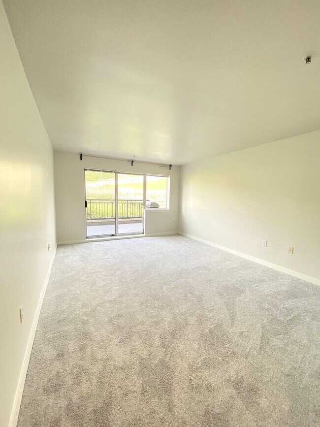 Building Photo - Spacious Seattle Condo - $2,000
