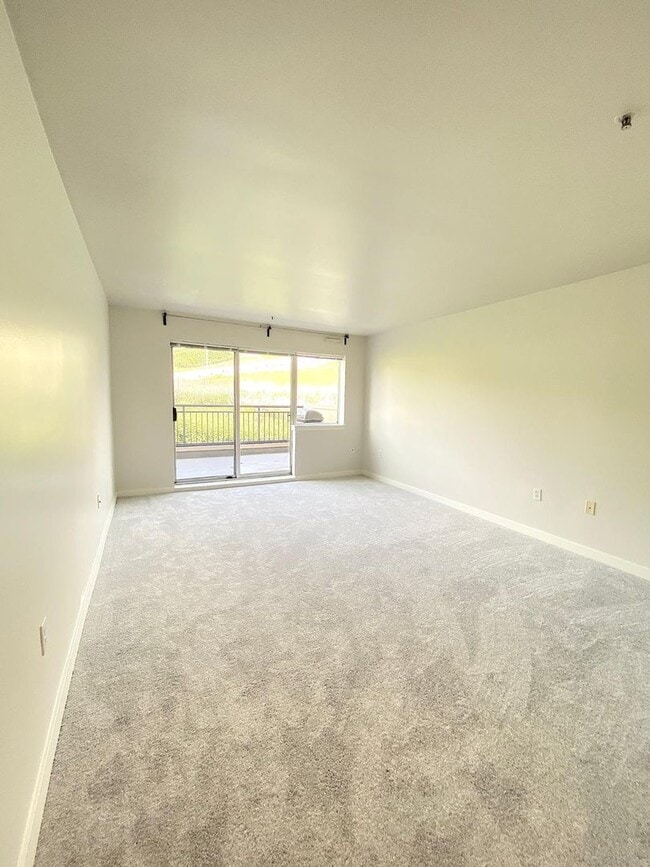 Building Photo - Spacious Seattle Condo - $2,400