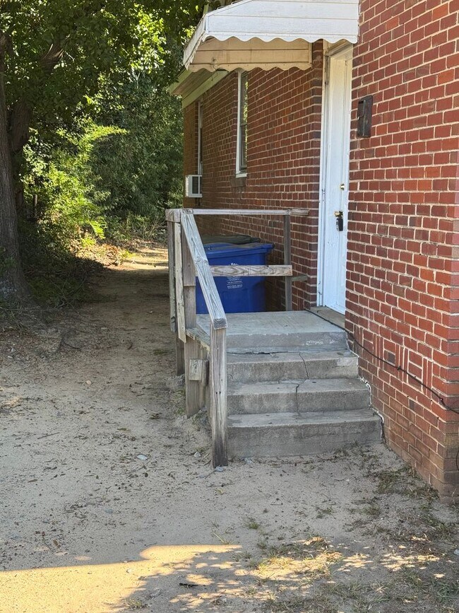 Building Photo - 1-BEDROOM UNIT AVAILABLE NOW!
