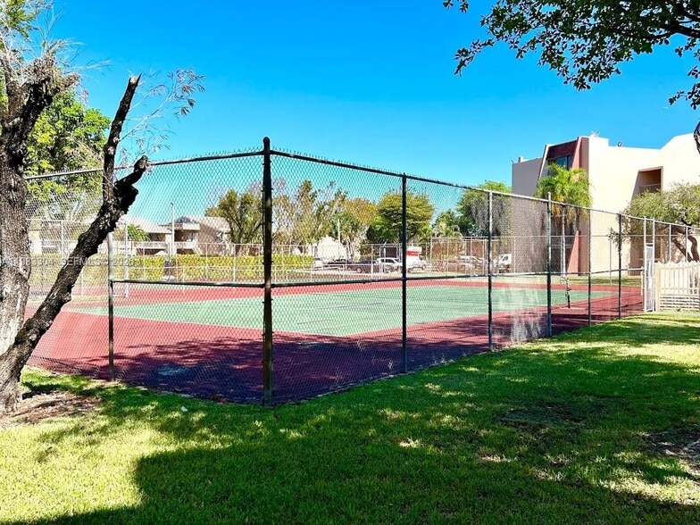 Building Photo - 13715 Kendale Lakes Cir