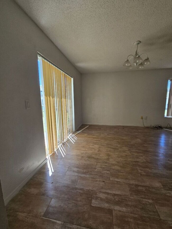 Building Photo - Large 4 Bedroom 2 & 1/2 Bath - 2 story Hom...