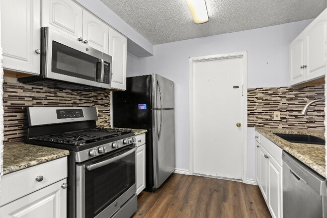 Building Photo - 5622 Frst Lk St