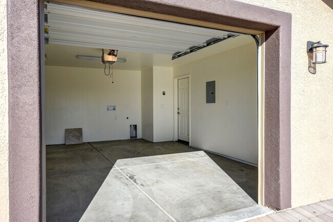 Building Photo - 3330 N Navajo Dr