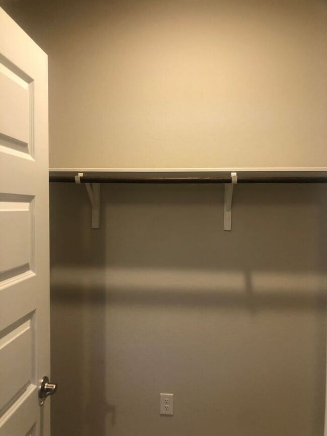 Building Photo - -=Available April 2026=-  4BR/2BA w/ Fenced Yard + Covered Parking in Hutto, TX