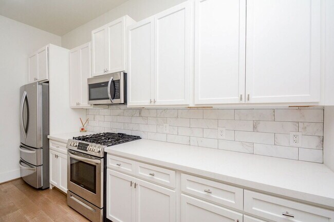 Building Photo - 310 Cyclamen St