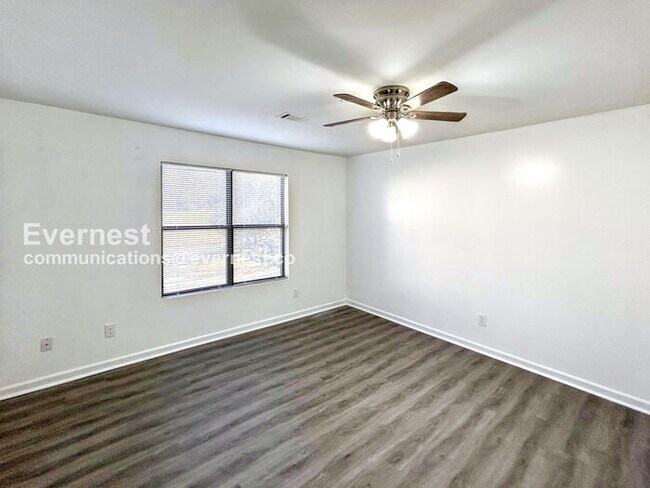 Building Photo - 437 Annie St