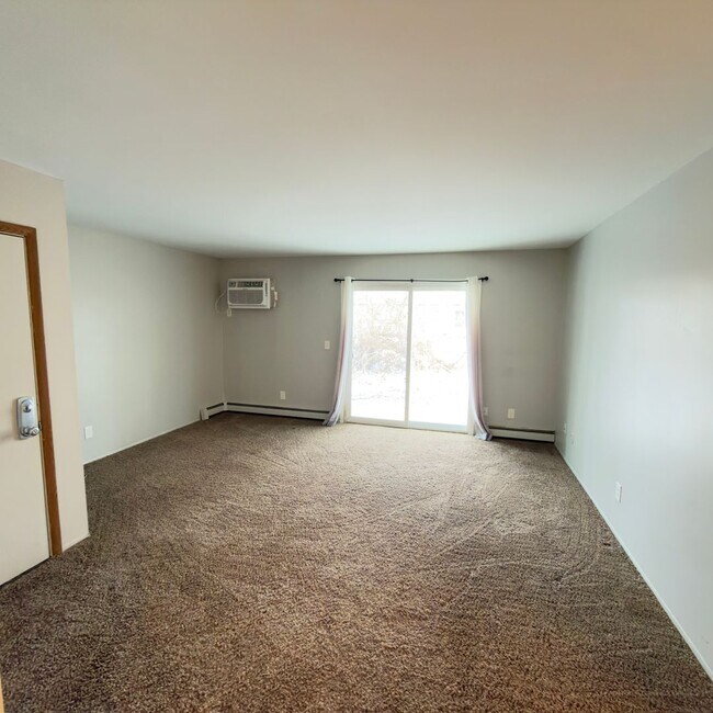 Building Photo - Large One Bedroom Apartment! Washer and Dryer in Unit!