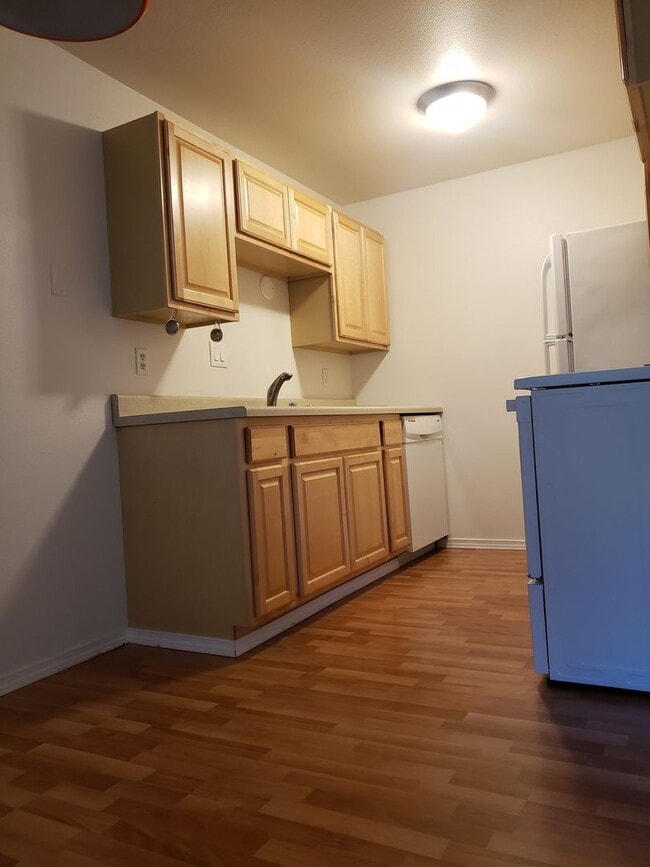 Building Photo - 1 Bedroom 1 Bath Condo with 1 Carport Park...