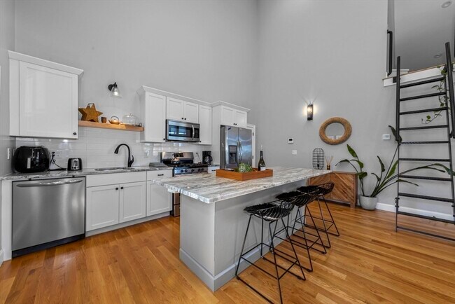 Building Photo - 60 Hermon St